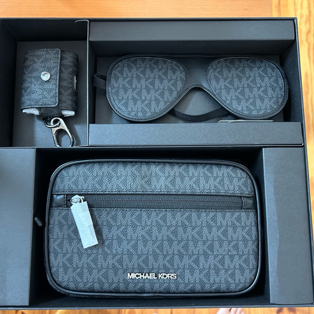 MICHAEL KORS MENS
3-in-1 Logo Travel Gift Set